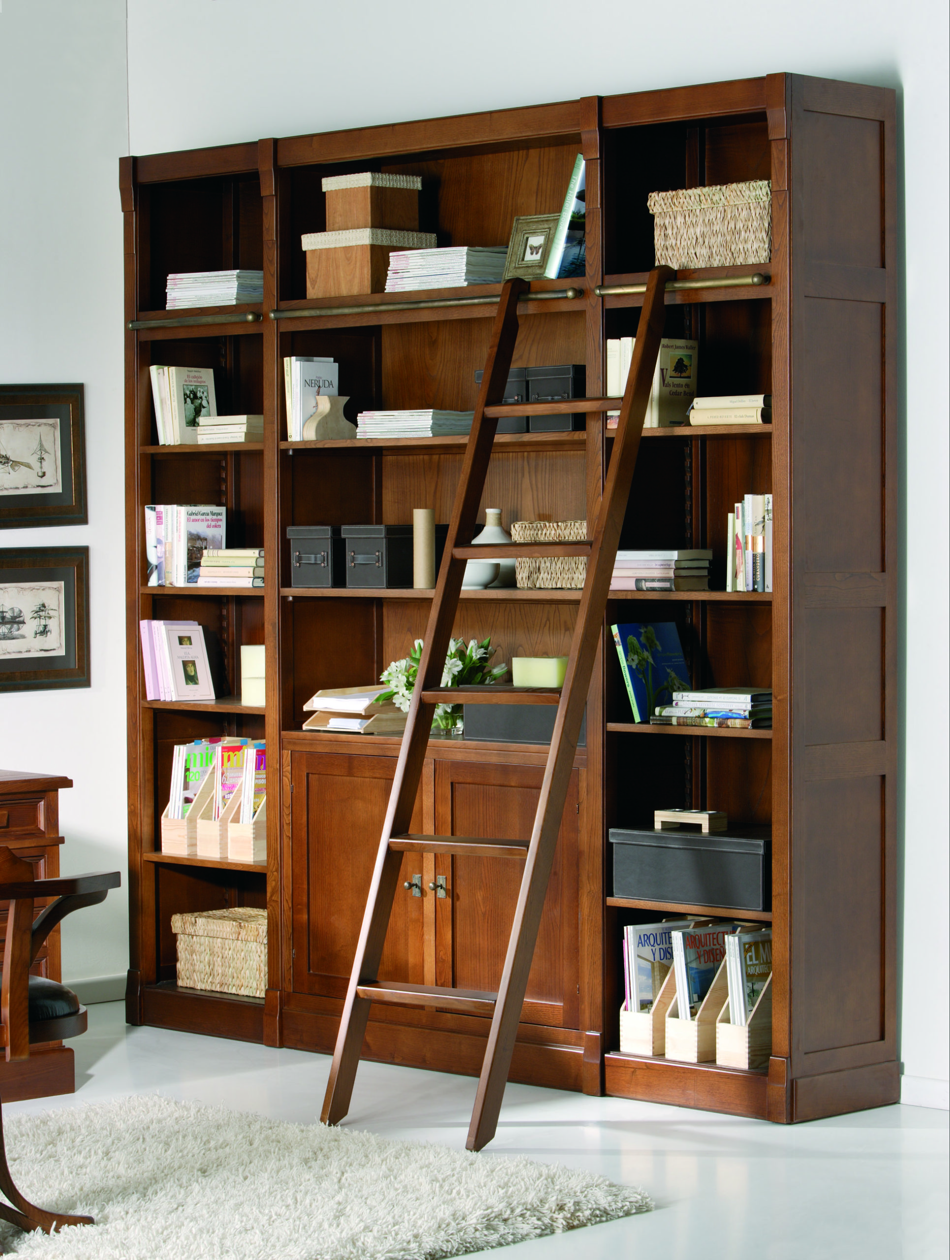 Biblioteca con escalera en madera de nogal -Palisandro Interiorismo