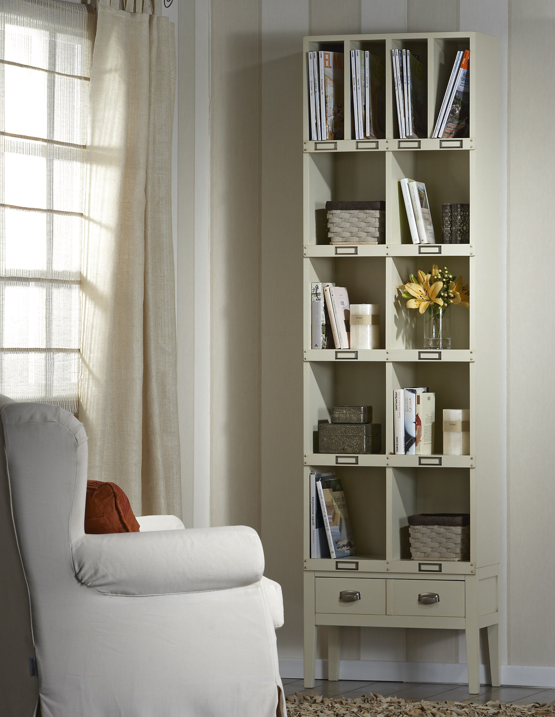Librero blanco estrecho con huecos y cajones -Palisandro Interiorismo