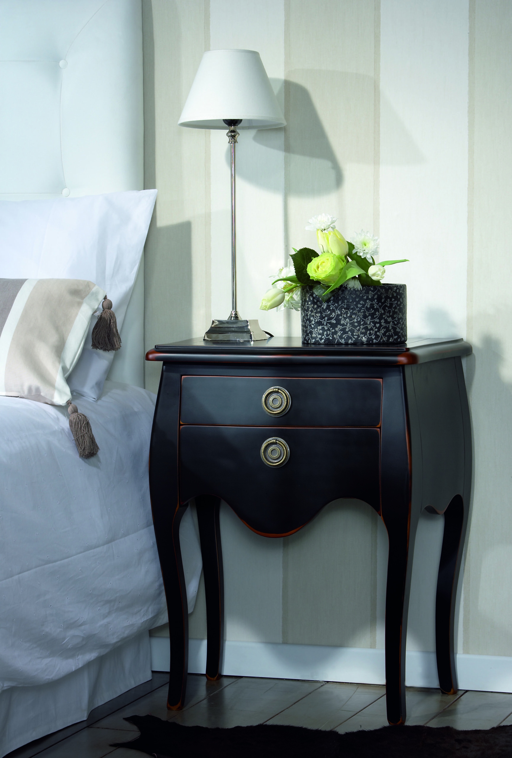 Mesilla negra con pata curva -Palisandro Interiorismo