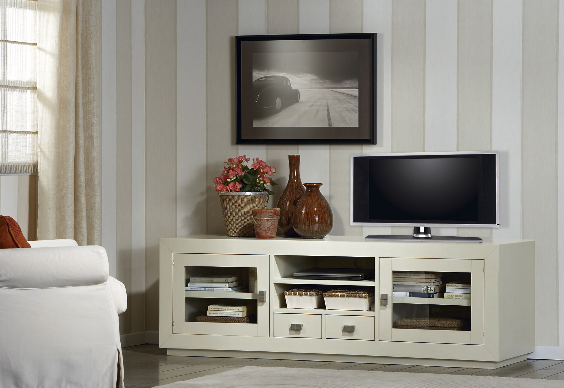 Mueble de TV blanco estilo clásico -Palisandro Interiorismo